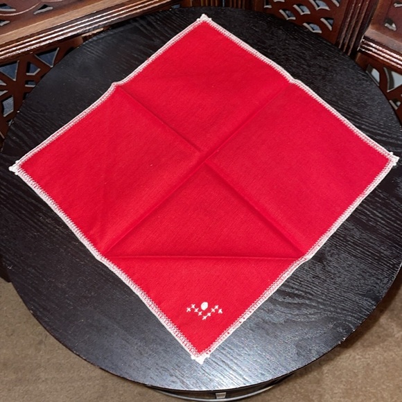 Vintage 1950’s Set of 4 Red Cloth Napkins with Embroidery. - Picture 3 of 3